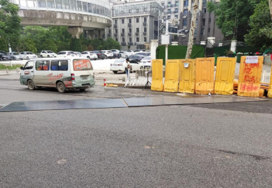 鋼板橫在路邊 鋼板吊鉗助力解決